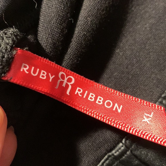 Ruby Ribbon Faux Leather Leggings size XL - Picture 2 of 7